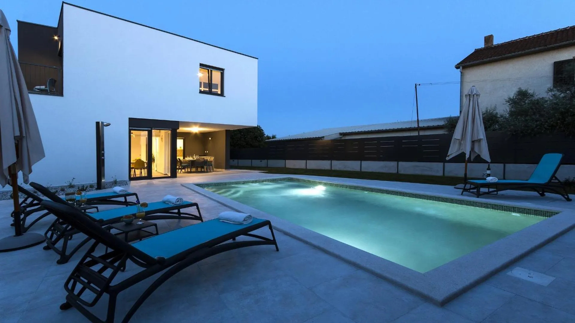 Villa Moderna Near Pula For 8 People With 32 M2 Private Pool
